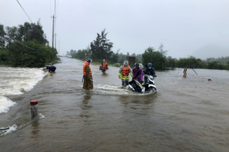 Mưa lớn ở Thừa Thiên Huế gây ngập lụt nhiều nơi, thuỷ điện xã lũ