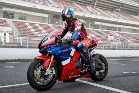 CBR1000RR-R Fireblade bị triệu hồi do lỗi quá nhiệt đường ống dẫn làm mát dầu