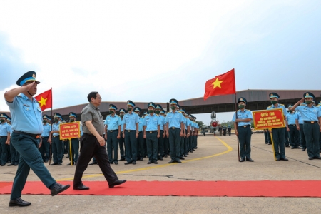 Thủ tướng khảo sát sân bay quân sự Thành Sơn, thăm Trung đoàn Không quân 937