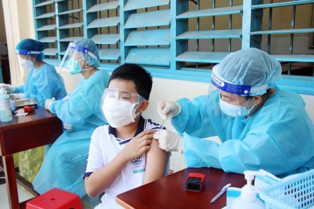 Ngày 18/04, ca mắc Covid-19 giảm còn 12.012; hơn 19.500 liều vaccine tiêm cho trẻ từ 5 - dưới 12 tuổi