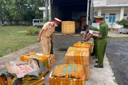 Phát hiện hơn 02 tấn nầm lợn bốc mùi hôi thối trên đường đi tiêu thụ tại Quảng Trị