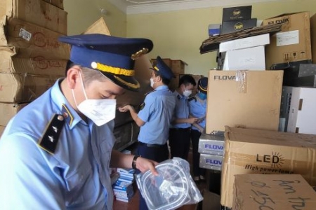 Quảng Bình: Xử lý cơ sở kinh doanh gần 3.000 thiết bị chiếu sáng không hóa đơn, chứng từ