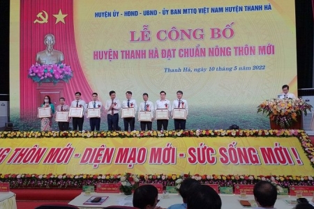 Huyện Thanh Hà đón bằng công nhận huyện đạt chuẩn nông thôn mới