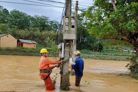 Nỗ lực khắc phục sự cố lưới điện do mưa giông, lũ lụt tại các tỉnh miền núi phía Bắc