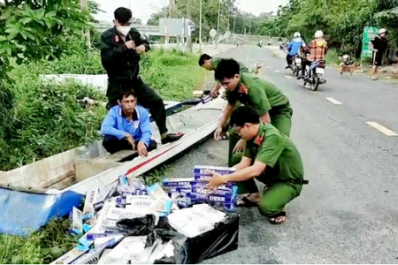 An Giang: Bắt vỏ lãi vận chuyển gần 1.500 bao thuốc lá lậu trên kênh Vĩnh Tế