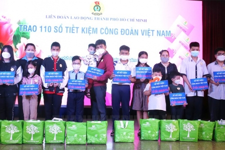 TP. Hồ Chí Minh: Trao 114 sổ tiết kiệm cho con đoàn viên công đoàn mồ côi do dịch Covid-19