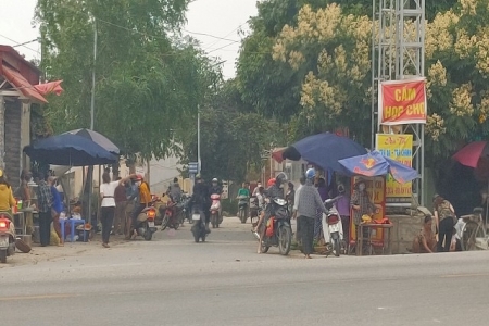 Huyện Hoằng Hoá( Thanh Hoá) ra quân giải tỏa chợ tự phát ngay chân cầu Bút Sơn