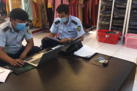 Tiền Giang xử phạt 01 hộ kinh doanh thời trang bán quần áo may sẵn không rõ nguồn gốc xuất xứ trên facebook