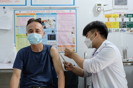 Bộ Y tế điểm tên các tỉnh, thành tiêm vaccine Covid-19 mũi 3, mũi 4 thấp