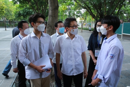 Phó Thủ tướng Vũ Đức Đam động viên thí sinh thi tốt nghiệp THPT