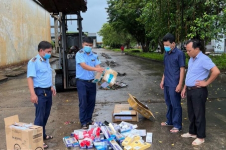 Tiêu hủy hàng trăm bao thuốc lá và sản phẩm khác vi phạm