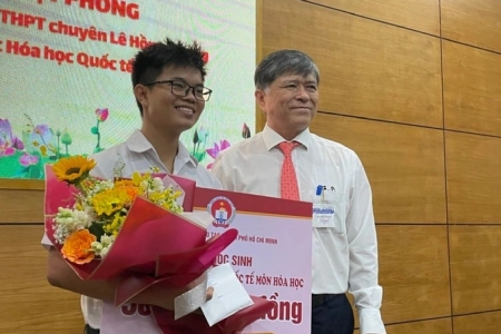 Khen thưởng nóng học sinh đoạt huy chương vàng Olympic Hóa học quốc tế 2022