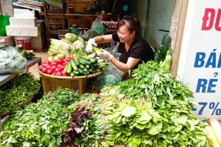 Đâu là nguyên nhân giá xăng dầu giảm mạnh, nhưng hàng hóa thực phẩm, rau xanh không chịu giảm?