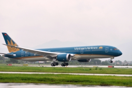 Máy bay Vietnam Airlines hạ cánh khẩn cấp xuống sân bay quốc tế Đà Nẵng vì động cơ bốc khói