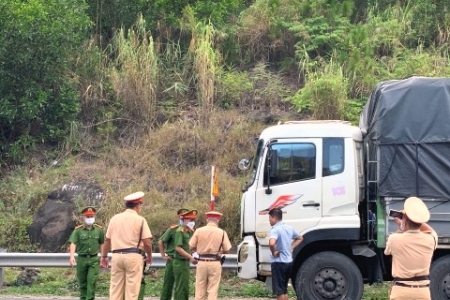 Công an Đà Nẵng bắt xe tải chở gần 2.000 sản phẩm mang thương hiệu mỹ phẩm nước ngoài