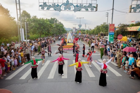 Trải nghiệm không gian văn hóa đặc sắc trong đêm nghệ thuật “Hòa Bình – Thanh âm xứ Mường”