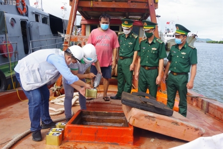 Bộ đội Biên phòng bắt giữ phương tiện vận chuyển khoảng 30.000 lít dầu không rõ nguồn gốc