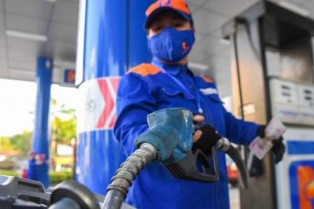 Giá xăng dầu thế giới đang tăng mạnh khiến giá xăng trong nước chịu nhiều sức ép