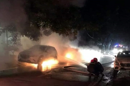 Hai xe ô tô bốc cháy dữ dội trong đêm tại Lào Cai