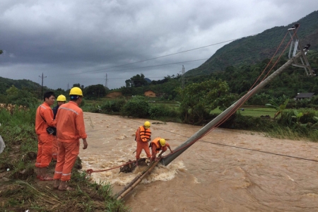 Trước diễn biến cơn bão số 2, Điện lực Thanh Hoá khuyến cáo người dân thực hiện các biện pháp an toàn