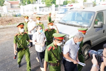 Cựu Bí thư, cựu Chủ tịch tỉnh Bình Dương và các bị can đã được dẫn giải đến tòa