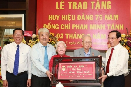 TP. Hồ Chí Minh trao Huy hiệu 75 năm tuổi Đảng cho nguyên Trưởng Ban Dân vận Trung ương Phan Minh Tánh