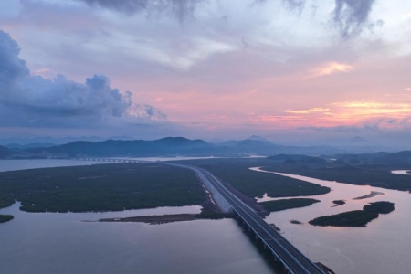 Lý giải việc vì sao cao tốc Hạ Long - Móng Cái dài 176 km hiện chưa có cây xăng, trạm dừng nghỉ