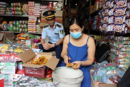 Trung thu cận kề, liên tiếp phát hiện nhiều loại bánh và đồ chơi trẻ em không rõ nguồn gốc