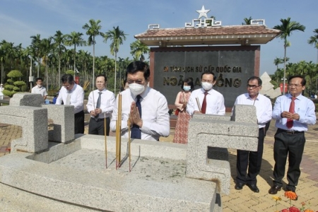 Lãnh đạo TP. Hồ Chí Minh dâng hoa, dâng hương tưởng nhớ các đồng chí nguyên lãnh đạo Đảng