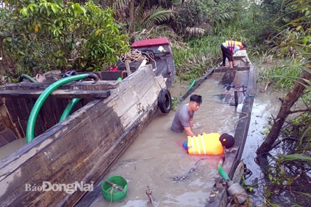 Tiếp tục bắt quả tang 02 phương tiện bơm hút cát trái phép tại huyện Nhơn Trạch