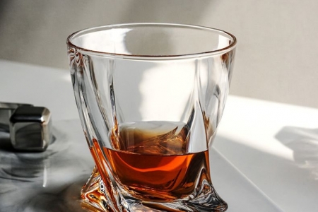 Tư vấn tiêu dùng: Whisky và cốc uống Whisky