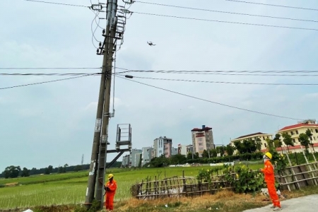 Điện lực Yên Phong ứng dụng công nghệ Flycam trong quản lý, vận hành lưới điện