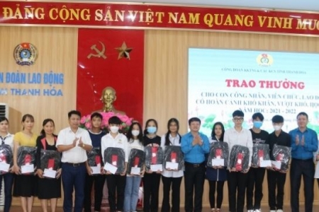 Thanh Hoá trao thưởng cho con công nhân, viên chức, lao động có hoàn cảnh khó khăn