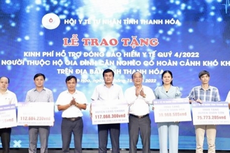 Thanh Hoá trao tặng kinh phí mua gần 27.000 thẻ BHYT cho các hộ cận nghèo