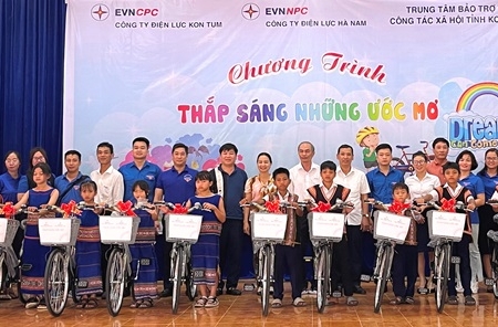 Kon Tum: Chương trình “Thắp sáng những ước mơ” mang niềm vui cho trẻ em mồ côi, khuyết tật