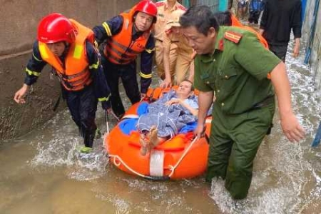 Công an Đà Nẵng “trắng đêm” dầm mình giữa dòng lũ lớn cứu giúp người dân