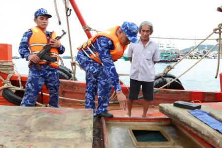 Bắt giữ tàu cá vận chuyển 45.000 lít dầu DO trái phép trên biển Tây Nam