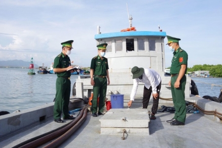 Bắt giữ tàu vận chuyển 18.000 lít dầu DO không rõ nguồn gốc