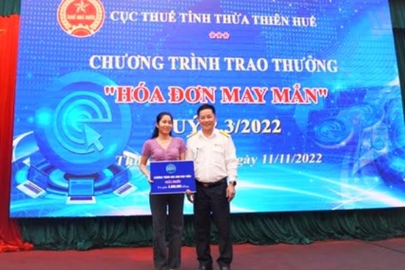 42 khách hàng được Cục Thuế Thừa Thiên Huế trao thưởng “Hóa đơn may mắn”