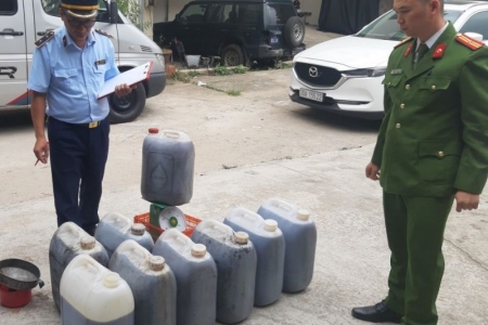 Ngăn chặn trên 500kg mỡ động vật đã qua sử dụng trên đường vận chuyển đi tiêu thụ