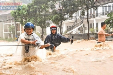 Nhiều khu vực ở TP. Quy Nhơn bị ngập sâu do mưa lớn