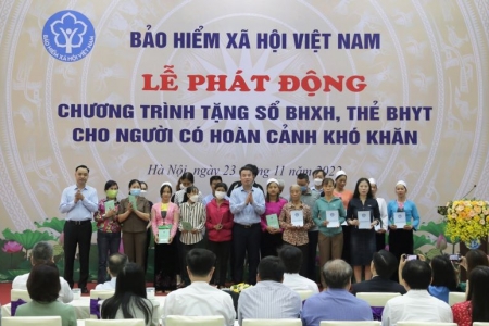 Phát động chương trình tặng sổ bảo hiểm xã hội, thẻ bảo hiểm y tế cho người có hoàn cảnh khó khăn