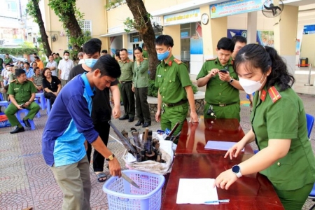 Công an Quận 1 tổ chức “Ngày hội quần chúng nhân dân giao nộp vũ khí thô sơ”