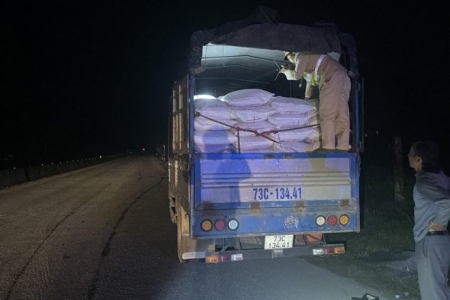 Tạm giữ xe tải chở 08 tấn đường cát không rõ nguồn gốc xuất xứ