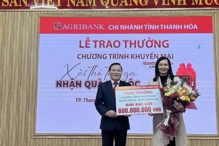 Agriank Thanh Hóa trao giải đặc biệt chương trình “Xài thẻ thả ga, nhận quà tài lộc” cho khách hàng