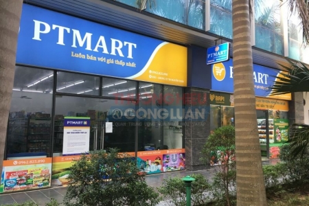 Nhiều cửa hàng của chuỗi siêu thị PT MART bán hàng hóa không có tem nhãn phụ, nhân viên nói: “Đây là hàng chính hãng”