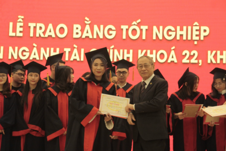 Trường Đại học Kinh doanh và Công nghệ Hà Nội trao bằng tốt nghiệp cho gần 200 sinh viên ngành Tài chính