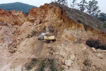 Khởi tố đối tượng “cầm đầu” đường dây khai thác đất trái phép ở Quảng Ninh