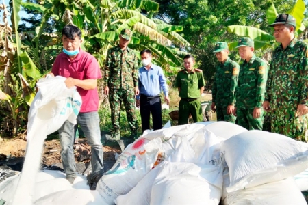 Long An tiêu hủy trên 3,6 tấn đường cát nhập lậu