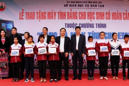 Đắk Lắk trao 14.000 máy tính bảng cho học sinh khó khăn